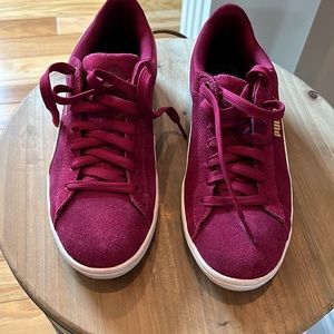 Ladies Puma tennis shoe